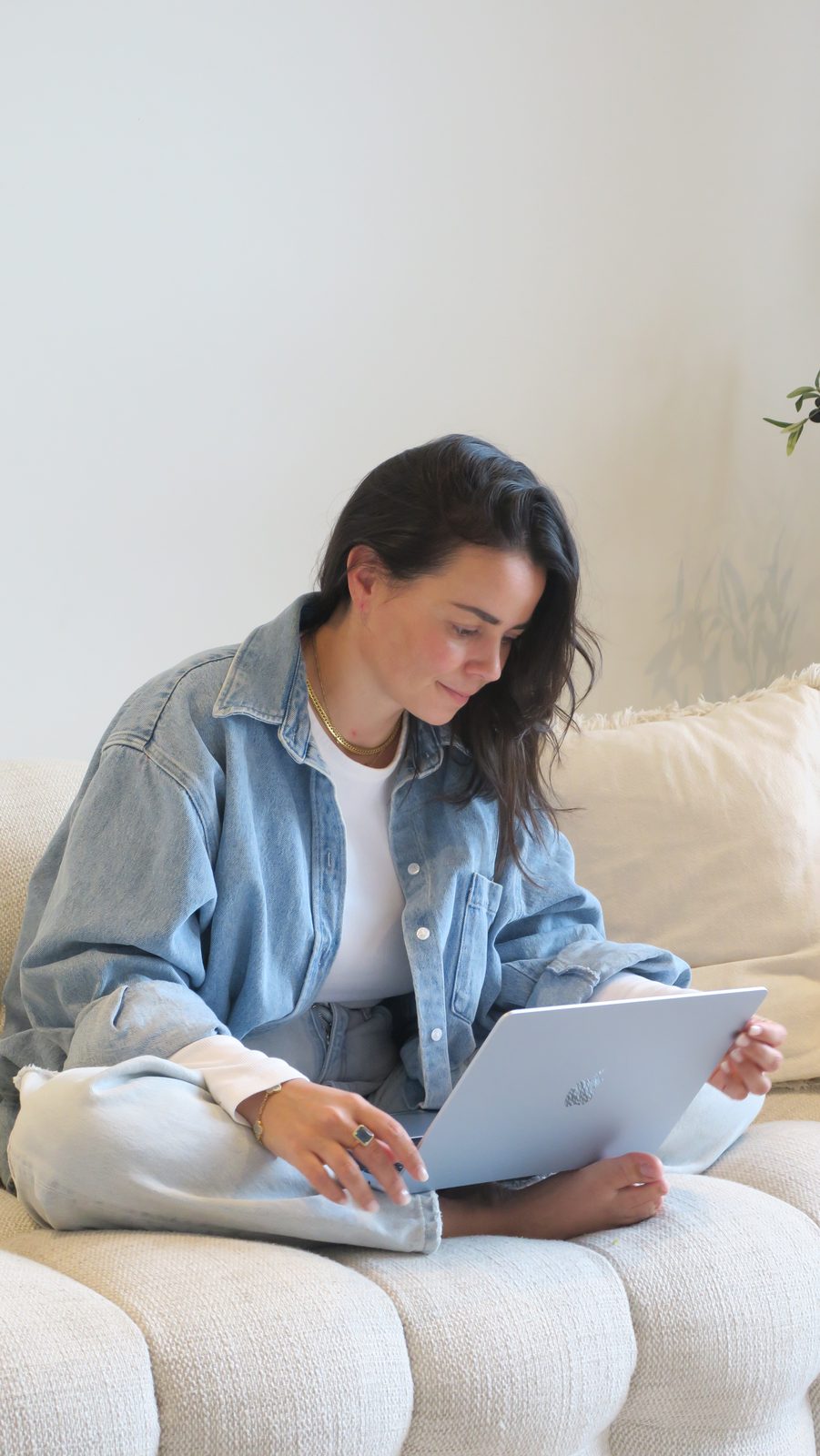 Charlotte Van Brabander leert beleggen met haar laptop