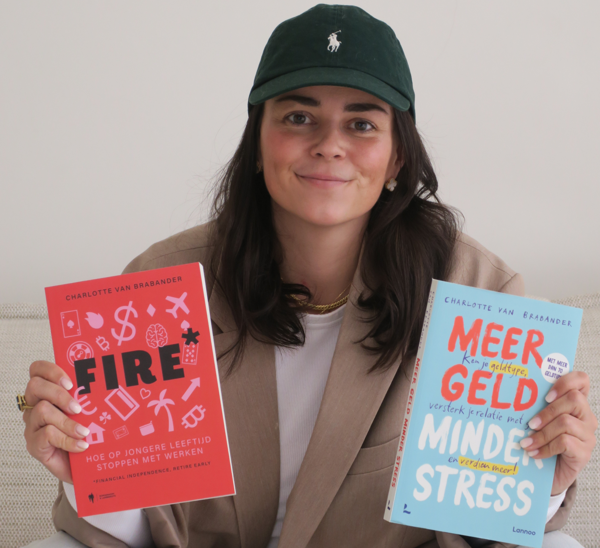 Eye-level view van een boekenplank met verschillende boeken over beleggen