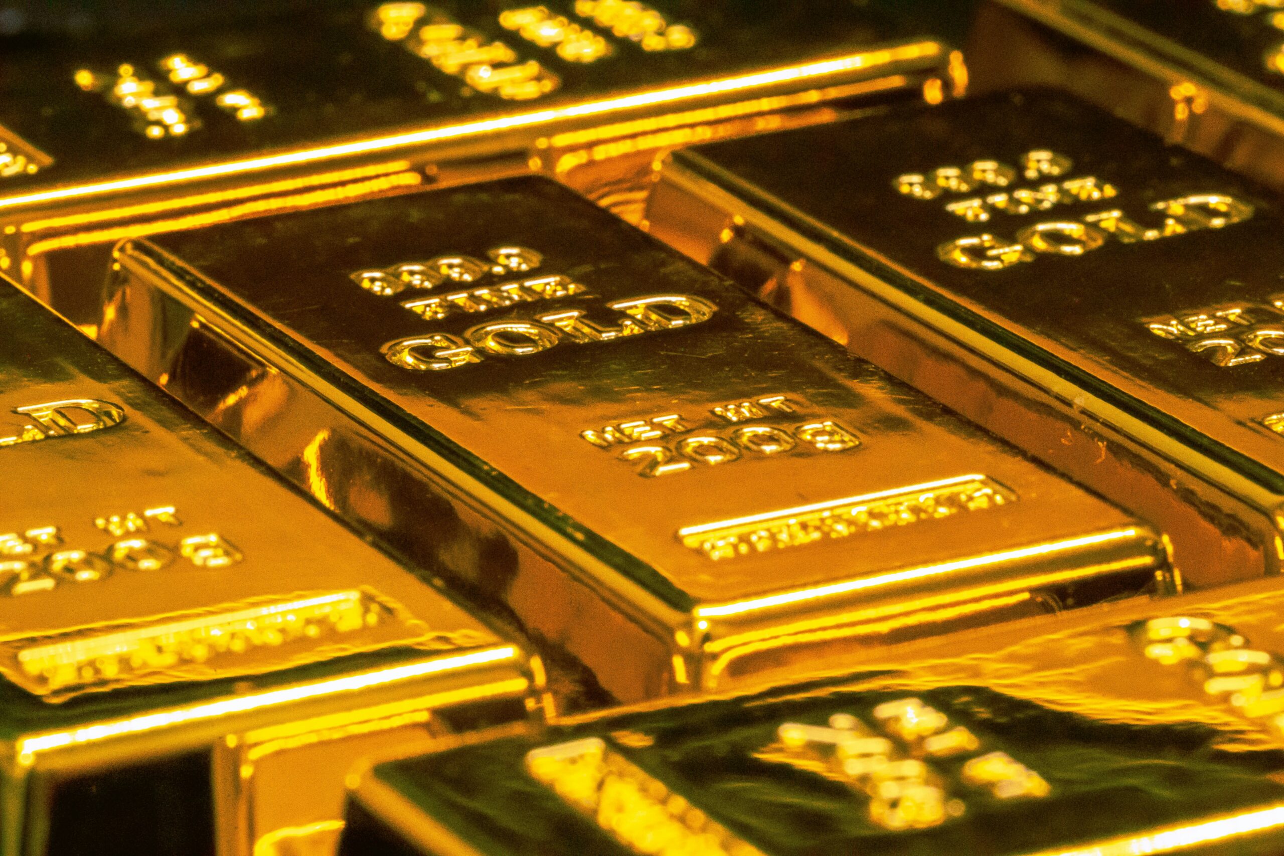 Gestapelde goudstaven met het opschrift Fine Gold en een gewicht van 200 gram